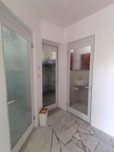 une chambre vide avec deux portes en verre et un sol en marbre dans l'établissement Lonos Circle Ocean View Room, à Romblon