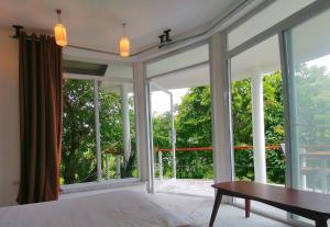Rúm í herbergi á Lonos Circle Ocean View Room