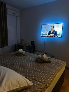 sypialnia z łóżkiem i telewizorem na ścianie w obiekcie Apartment Lenbonne w Zagrzebiu