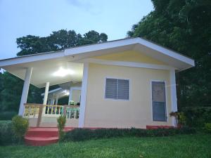 mały biały dom z werandą w obiekcie Jackys homestay w mieście Bug-ong