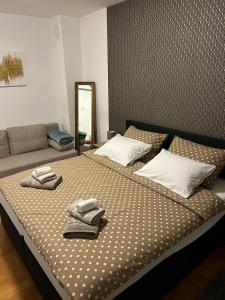 sypialnia z łóżkiem z ręcznikami w obiekcie Apartment Lenbonne w Zagrzebiu