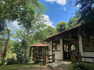 un edificio con un cenador frente a él en Refugio do Amor en São João del Rei