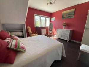 Posteľ alebo postele v izbe v ubytovaní Maison avec jardin et WIFI à PERROS-GUIREC - Réf 336