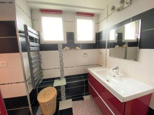 Kúpeľňa v ubytovaní Maison avec jardin et WIFI à PERROS-GUIREC - Réf 336