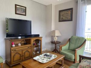 Televízia a/alebo spoločenská miestnosť v ubytovaní Maison avec jardin et WIFI à PERROS-GUIREC - Réf 336