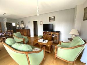 Televízia a/alebo spoločenská miestnosť v ubytovaní Maison avec jardin et WIFI à PERROS-GUIREC - Réf 336