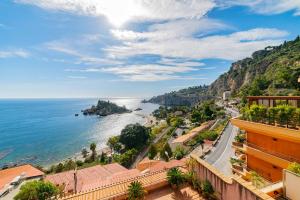 desde un edificio con vistas a la costa de Amalfi en Mendolia Beach Hotel en Taormina