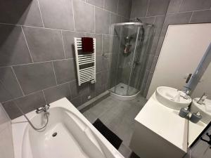 une salle de bain avec une baignoire, un lavabo et des toilettes dans l'établissement Modern Family House near Astérix Airport Chantilly, à Orry-la-Ville