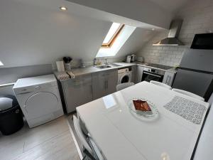 une cuisine avec une table avec un morceau de gâteau dessus dans l'établissement Modern Family House near Astérix Airport Chantilly, à Orry-la-Ville 11 autres photos