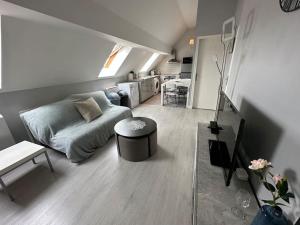 un salon avec un canapé et une table dans l'établissement Modern Family House near Astérix Airport Chantilly, à Orry-la-Ville