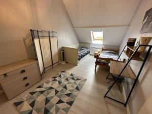 une petite pièce mansardée avec une chambre et un lit dans l'établissement Modern Family House near Astérix Airport Chantilly, à Orry-la-Ville