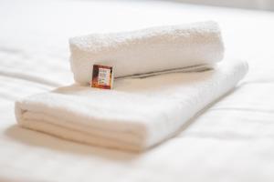 a stack of white towels sitting on a table at Urban Retreat by stay awesome in Kassel