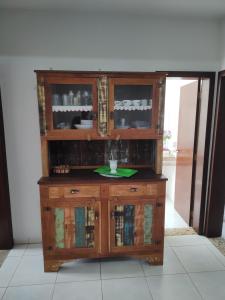 um armário de madeira com livros sobre ele em Casa de Praia Balneário Piçarras em Piçarras