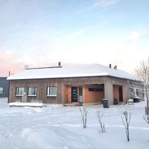 dom z pokrytym śniegiem dachem w obiekcie Gorgeous Arctic Lodge w mieście Rovaniemi