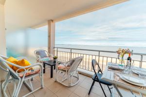 Ein Balkon oder eine Terrasse in der Unterkunft Vue Bassin - Accès plage