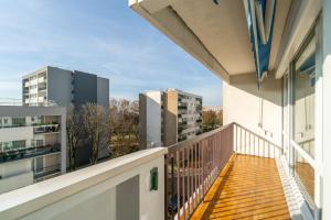 einen Balkon mit Stadtblick in der Unterkunft Les 3 Lys - Bel appartement 3 Chambres in Sevran