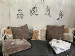 een slaapkamer met een bed met tekeningen aan de muur bij Best-Preis FEWO Rathausblick 2 - Zentrale Lage in Wittenberge - 2 Personen - Einzelzimmer - Vollausstattung - WLAN / Prime & Self-Check-In in Wittenberge