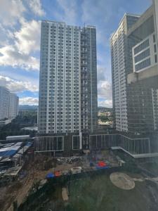 un grand bâtiment en construction dans une ville dans l'établissement Best inn CEBU Avida Riala Tower 2 716, à Cebu