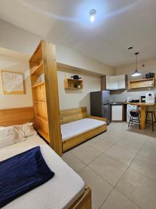 une chambre avec deux lits superposés et une cuisine dans l'établissement Best inn CEBU Avida Riala Tower 2 716, à Cebu