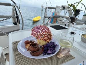 une assiette de nourriture sur une table sur un bateau dans l'établissement San Blas Sailing boat, à Nusatupo