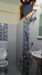 uma casa de banho com um WC e um lavatório em HOTEL DENGCHEM Bomdila em Bomdila