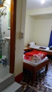 Bomdila的住宿－HOTEL DENGCHEM Bomdila，一间小客房,配有两张床和一间浴室
