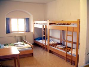 Postel nebo postele na pokoji v ubytování Herberge Burg Hohnstein