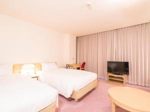 湯沢町にある苗場プリンスホテルのベッド2台、薄型テレビが備わるホテルルームです。
