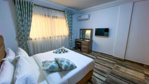 Un pat sau paturi într-o cameră la Loumia Premium Bonapriso