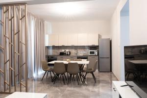 Una cocina con una mesa y sillas en una habitación. en Luxury Panorama Villa Protaras, en Protaras