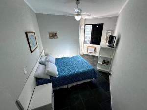 a bedroom with a bed and a ceiling fan at Apartamento pé na areia em Riviera de São Lourenço in Riviera de São Lourenço