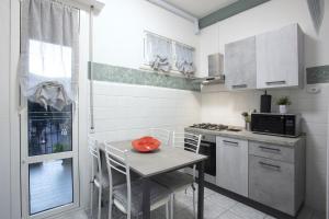 O bucătărie sau chicinetă la Lago di Lecco - Parcheggio Gratuito - Stazione Ferroviaria