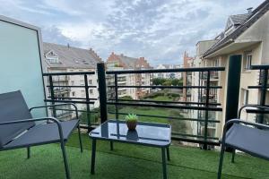 einen Balkon mit 2 Stühlen und einem Tisch auf dem Balkon in der Unterkunft Appart Hôtel Lison - rénové 2023 Vieux Lille in Lille
