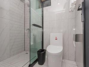 Un baño de Annie Apartment - only 120 metres from Metro Line 2 Exit B of Chuanxingulou
