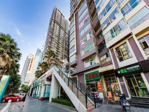 una calle en una ciudad con edificios altos en Annie Apartment - only 120 metres from Metro Line 2 Exit B of Chuanxingulou, en Kunming