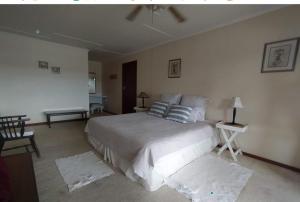 Postel nebo postele na pokoji v ubytování Riverfront Homestay