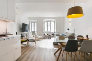 Il comprend une cuisine et un salon avec une table et des chaises. dans l'établissement Cozy apartment in Amazing Location!, à Lisbonne