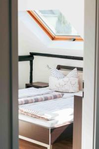 2 camas en una habitación con ventana en Auszeit im Rheingau, en Eltville am Rhein