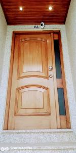 drewniane drzwi z kamerą na górze w obiekcie Porto Cruz w mieście Vila Nova de Gaia