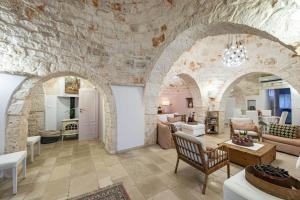 Χώρος καθιστικού στο Trulli Garden Harmony by Rentbeat