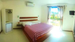 a bedroom with a large bed and a window at BemTeVi Em Búzios in Búzios