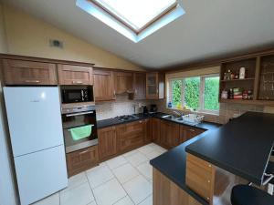 Η κουζίνα ή μικρή κουζίνα στο The Walkinstown Property