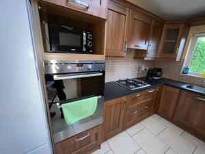 Η κουζίνα ή μικρή κουζίνα στο The Walkinstown Property
