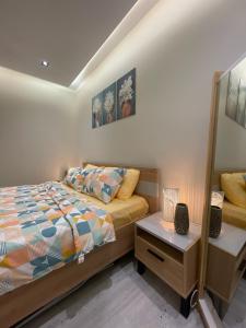 1 dormitorio con 1 cama y mesa auxiliar en شقة انيقه بصاله وغرفه نوم - دخول ذاتي en Riad