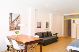 a living room with a table and a couch at Porto serenity studio in Porto