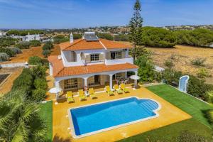 uma vista aérea de uma casa com piscina em Villa Casa Lourenco by Villa Plus em Albufeira