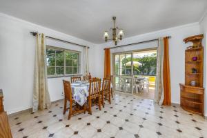 uma sala de jantar com mesa e cadeiras em Villa Casa Lourenco by Villa Plus em Albufeira