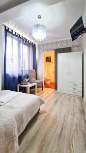 sypialnia z łóżkiem i salon w obiekcie Casa Millelune w mieście Fokszany