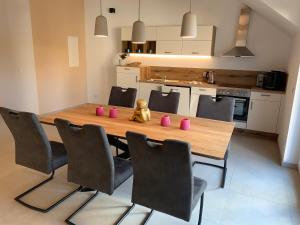 Kuchyň nebo kuchyňský kout v ubytování Ferienwohnung, 2 Zimmer, 4 bis 6 Personen, 67 qm, mit großem Balkon, entlang am Fluss, an der Aach, am Bodensee, nah am Naturschutzgebiet