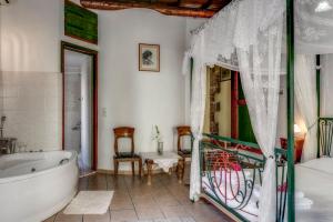 een badkamer met een bad, een bed en een bad bij IFIGENIA TRAD.ROOMS IN OLDTOWN BY.MARIOS in Chania